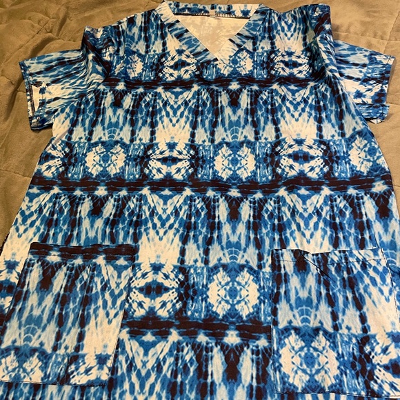 Women’s used scrub top med - Picture 1 of 1